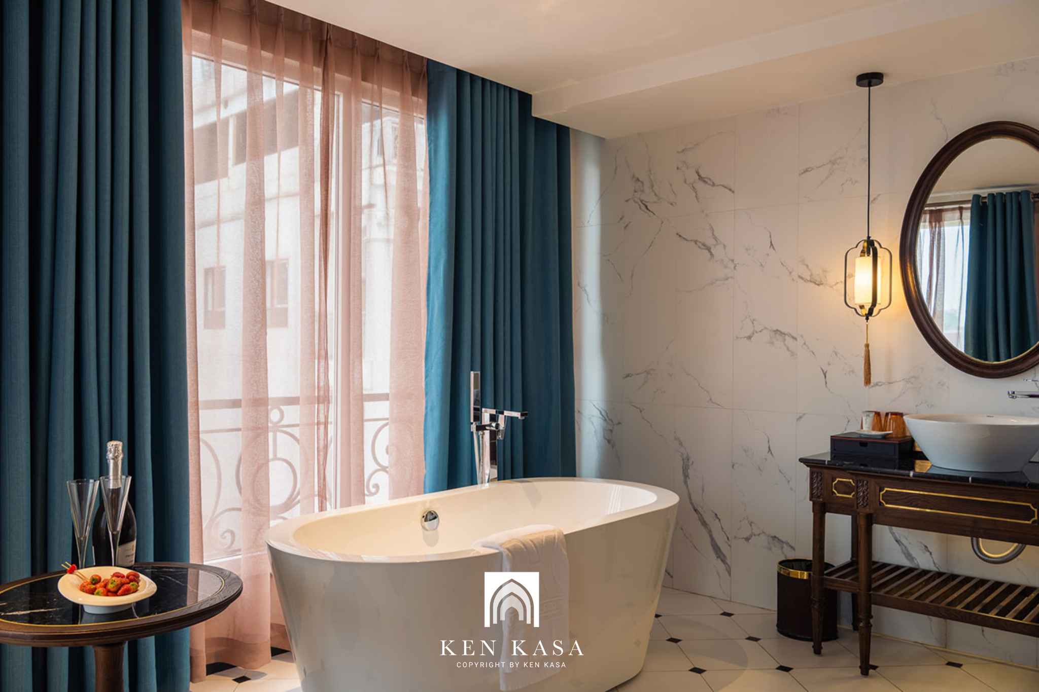 Bồn tắm sứ cao cấp tại ph&ograve;ng Junior Suite